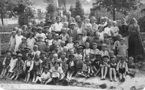 Obr.3_Hlízov_Hlizovske deti s rodici u pomniku 30. léta 20.st.